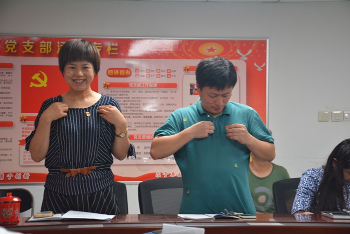 重温入党志愿书活动 图三_副本.jpg